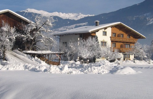 Aschau Im Zillertal Apartment | Cozy and spacious apartment with views of the Zillertal mountains