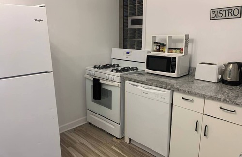 Edgewater Apartment | Cozy Andersonville Unit