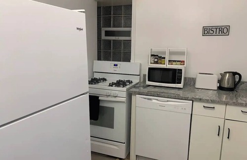 Edgewater Apartment | Cozy Andersonville Unit