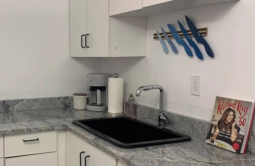 Edgewater Apartment | Cozy Andersonville Unit