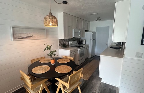 El Centro Beach House | Cozy apartment next to Frank Brown park,pier park, and 5 blocks from the beach