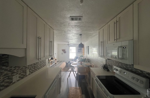 El Centro Beach House | Cozy apartment next to Frank Brown park,pier park, and 5 blocks from the beach