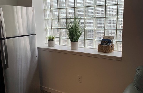 Hannibal Apartment | Cozy apartment close to downtown Hannibal with full kitchen, A/C, and Wi-Fi
