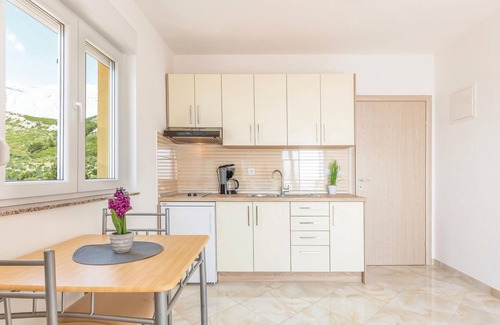 Bratus Apartment | Cozy apartment in Krvavica with WiFi