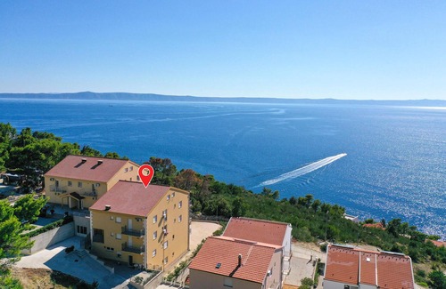 Bratus Apartment | Cozy apartment in Krvavica with WiFi