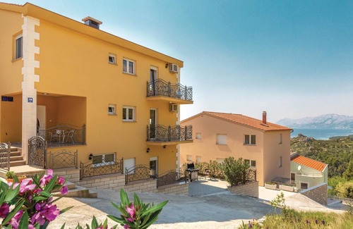 Bratus Apartment | Cozy apartment in Krvavica with WiFi