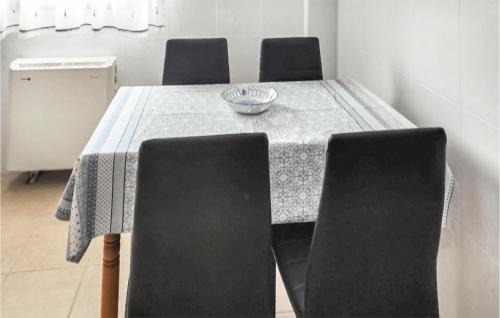 Monte Apartment | Cozy Apartment In Santander With Kitchen