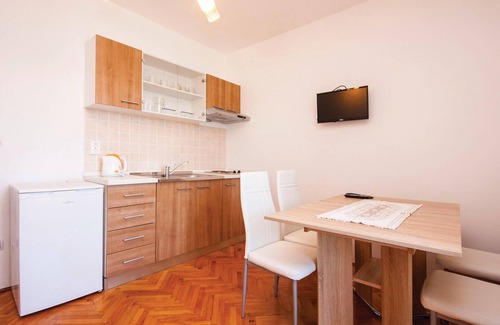 Krapanj Apartment | Cozy apartment in Sibenik with kitchen