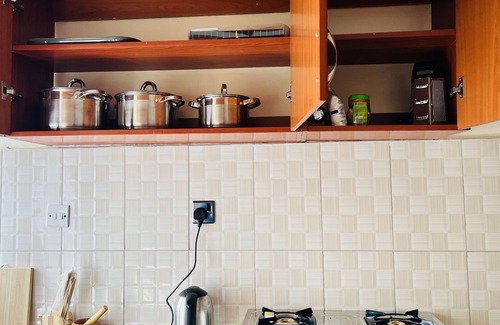 Kampala Apartment | Cozy Apartment Near Acacia Mall, Unlimited WIFI, Netflix, Free Parking 2BRM