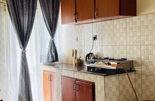 Kampala Apartment | Cozy Apartment Near Acacia Mall, Unlimited WIFI, Netflix, Free Parking 2BRM