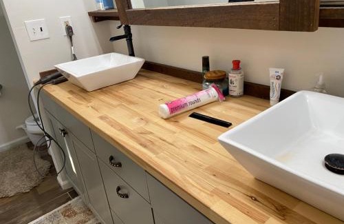 Stockbridge Apartment | cozy apt with master bed