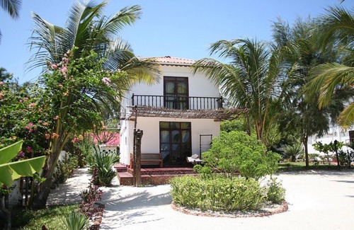 Uroa Villa | Cozy Beach Front villa with pool in Uroa