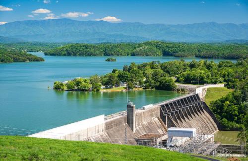 Sevierville House | Cozy Bear, Free Attraction Tickets, Hot Tub, WIFI, Fireplace!