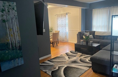 North Kenwood Condo | Cozy Beautiful Condo