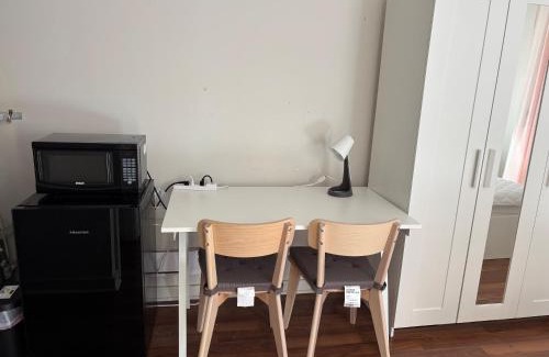 Hollyburn House | Cozy Bedroom Near Beach, Stanley Park, Cypress Mountain, Downtown Vancouver