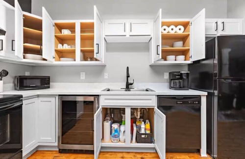 Mission Apartment | Cozy Bedroom Retreat in the Heart of Kansas City