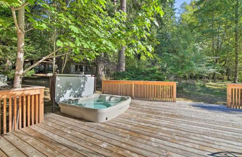 Ashford House | Cozy Black Bear Retreat by Mount Rainier!