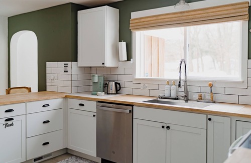 Stevensville Cottage | Cozy Bluebird Cottage with Hot Tub near Lake Michigan in wonderful Stevensville!