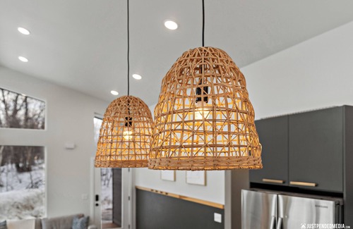 Wasilla House | Cozy Bluff Getaway with Hot Tub