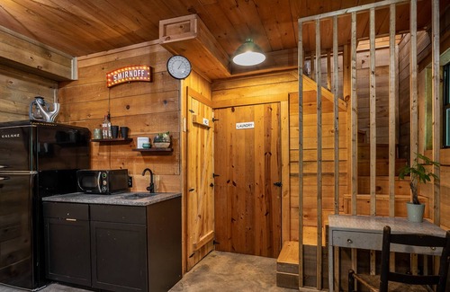 Walnut Mountain Cabin | Cozy, bohemian cabin nestled in the Rich Mountain Wilderness