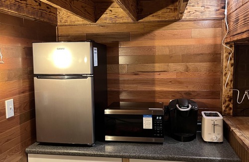 Loretto Apartment | Cozy Bourbon Trail Loft suite in charming Loretto