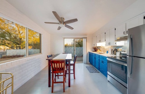 St. Francis Cabrini Apartment | Cozy & Bright/Central/2 BR 1 BA/Spotless