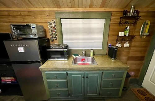 Regional District of Nanaimo Cabin | Cozy Cabana with Large Outdoor Hot Tub