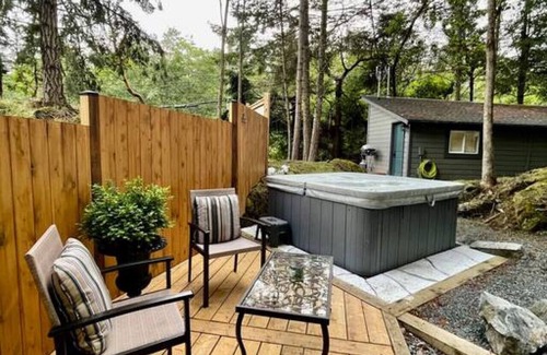 Regional District of Nanaimo Cabin | Cozy Cabana with Large Outdoor Hot Tub