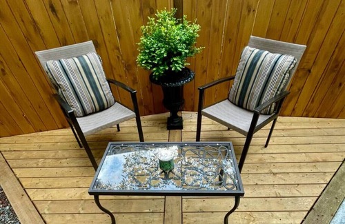 Regional District of Nanaimo Cabin | Cozy Cabana with Large Outdoor Hot Tub