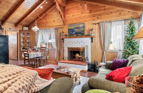 Boulder Bay Cabin | Cozy Cabin 5 mins walk to Boulder Bay Park & Lake/Sledding/Hiking, Family Fun!