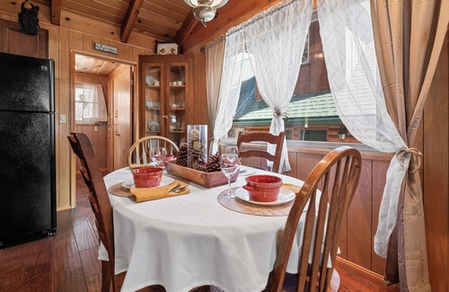 Boulder Bay Cabin | Cozy Cabin 5 mins walk to Boulder Bay Park & Lake/Sledding/Hiking, Family Fun!