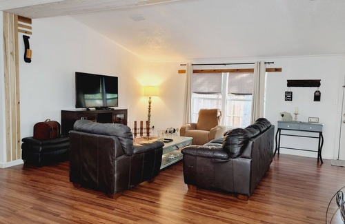 Burton Cottage | Cozy Cabin 5 minutes to Boat Ramp at Sommerville Lake. Pet friendly!