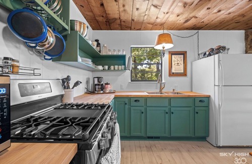 Marble Falls Cabin | Cozy Cabin, Central AC, 5 Min. to Buffalo River, Pets & Families Welcome!