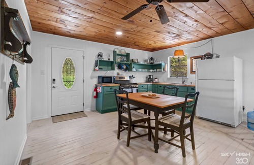 Marble Falls Cabin | Cozy Cabin, Central AC, 5 Min. to Buffalo River, Pets & Families Welcome!