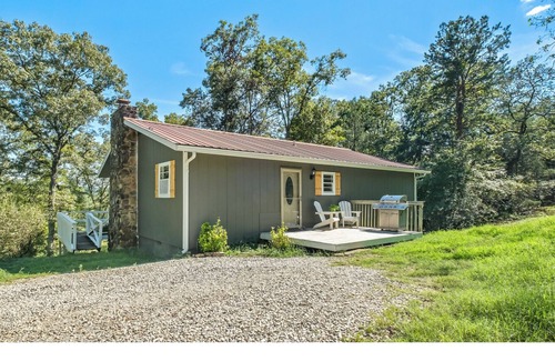 Marble Falls Cabin | Cozy Cabin, Central AC, 5 Min. to Buffalo River, Pets & Families Welcome!