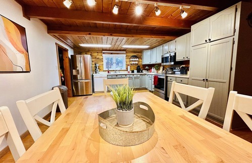 Radford House | Cozy Cabin close to Virginia Tech and Radford University