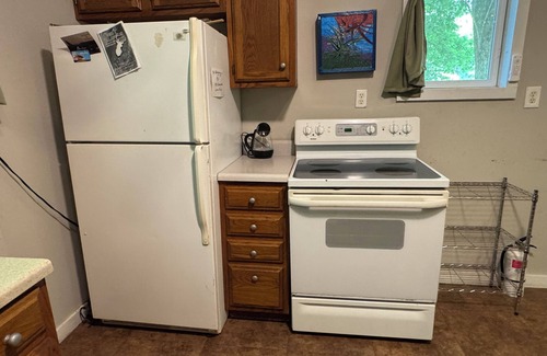 Easley Cabin | Cozy cabin getaway with hot-tub under stars!