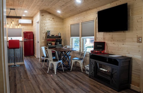 Simpson Cabin | Cozy cabin, hot tub, high speed internet in the heart of the Shawnee