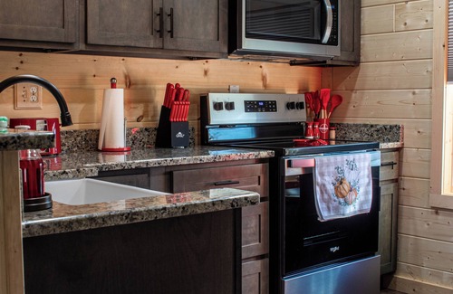 Simpson Cabin | Cozy cabin, hot tub, high speed internet in the heart of the Shawnee