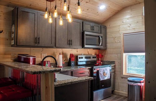 Simpson Cabin | Cozy cabin, hot tub, high speed internet in the heart of the Shawnee
