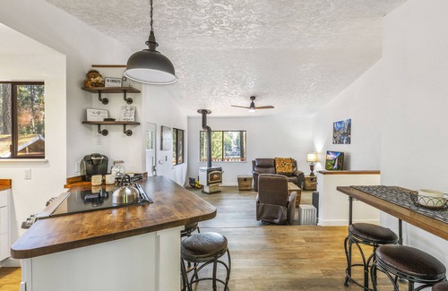 Lakebay Cottage | Cozy cabin in a serene patch of woods near Palmer Lake