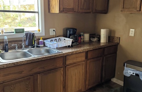 Peach County House | Cozy Cabin in Byron GA