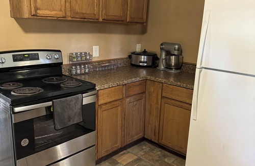 Peach County House | Cozy Cabin in Byron GA