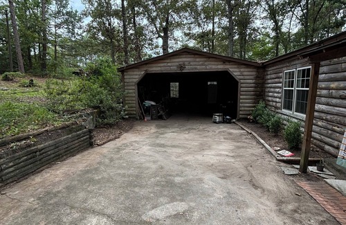 Peach County House | Cozy Cabin in Byron GA