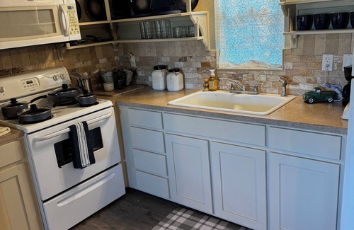 Glen Rose Cabin | Cozy cabin in peaceful Glen Rose with AC fully furnished