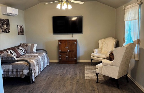 Glen Rose Cabin | Cozy cabin in peaceful Glen Rose with AC fully furnished