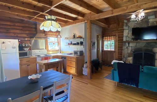 Stokes Cabin | Cozy cabin less than five minutes from park gates