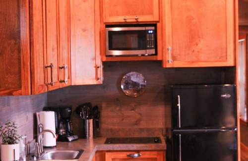 New Braunfels Cabin | Cozy Cabin near the Comal River-Cabin #5- Railroad Theme. Walk to Wurstfest