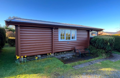 Bronaber Cabin | Cozy cabin, nestled on a mountainside with picturesque views.
