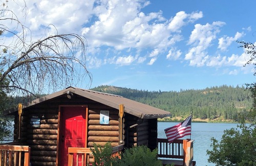 Valley Apartment | Cozy Cabin on Jump Off Joe Lake w/Private Dock & Mt. Views- Rustic Ruby Retreat